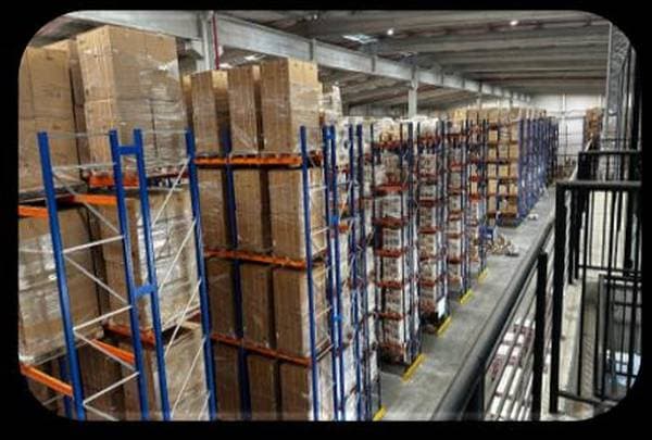 Interior do armazém Matriz Itajaí, mezanino com paletes