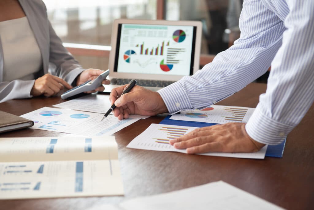 Equipe analisando relatórios e gráficos de desempenho logístico